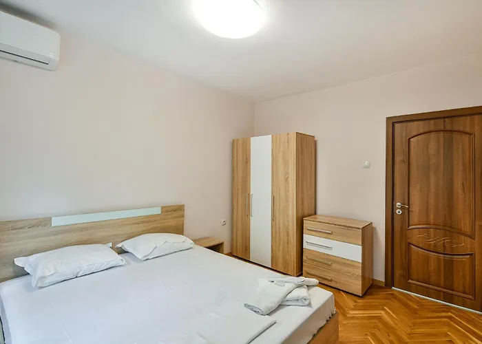 Location 2br - 6 Guests *