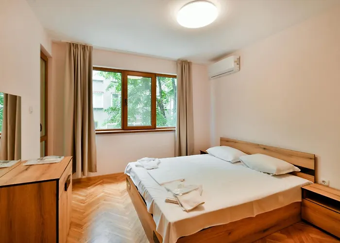 Location 2br - 6 Guests *